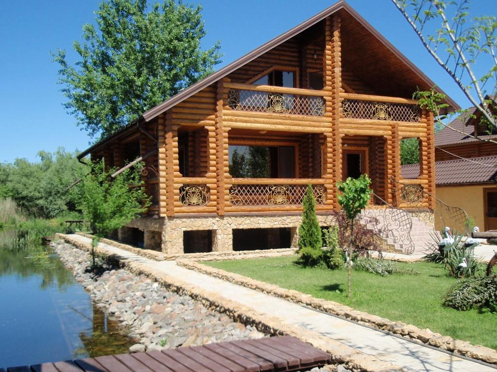 维尔科沃Tihaya Gavan的前面有一条河的木屋