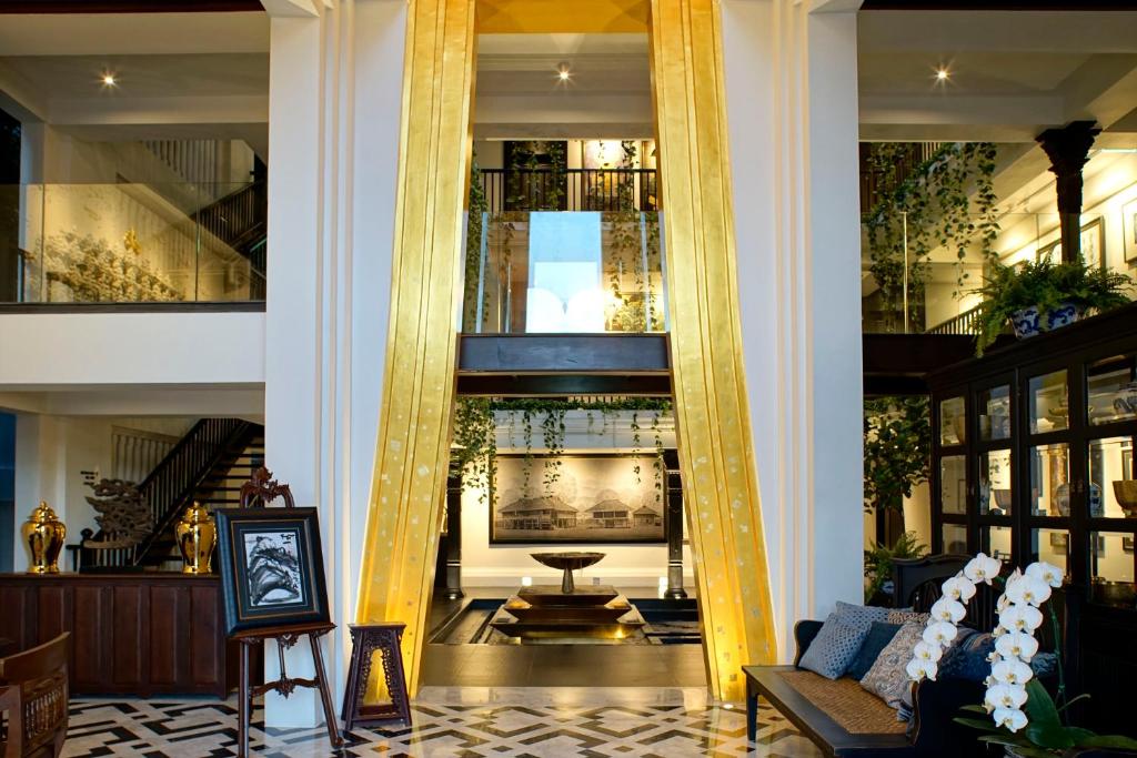 清迈玛卡夏瓦酒店的客厅配有大镜子
