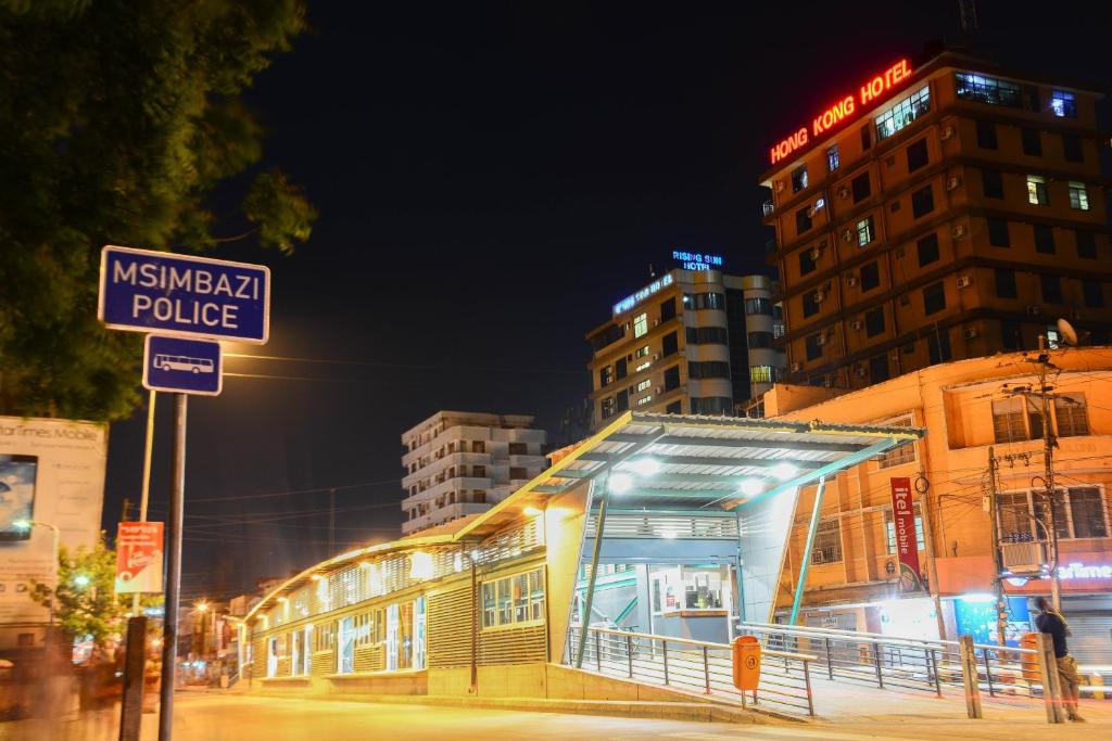 达累斯萨拉姆香港酒店的尼斯卡警察局在城市街道上夜间