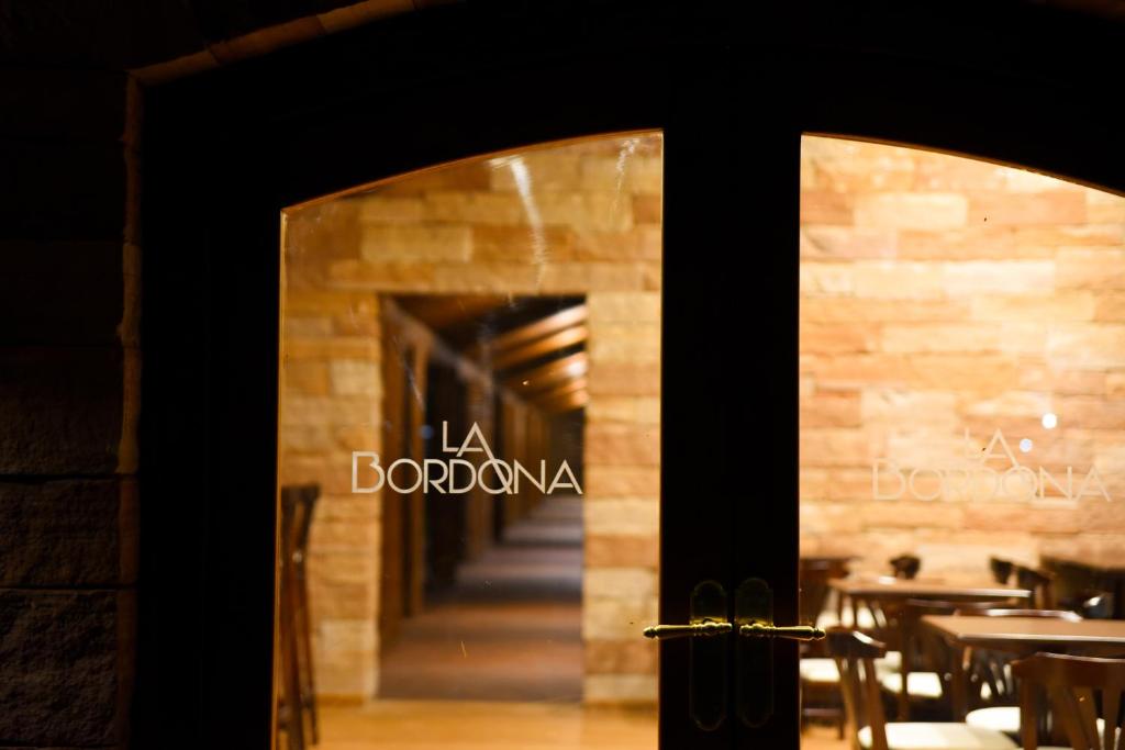 里韦拉Hostería La Bordona的通往餐厅的门,上面有标志