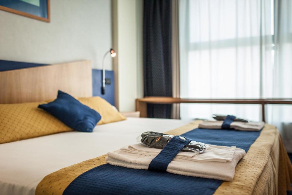西尼加利亚马斯塔伊酒店的酒店客房,配有两张带毛巾的床