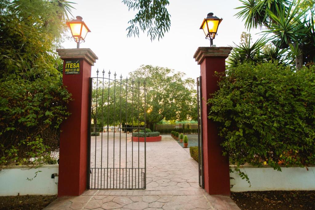 Cartaojal卡丽洛乡村酒店的红门,上面有两盏灯