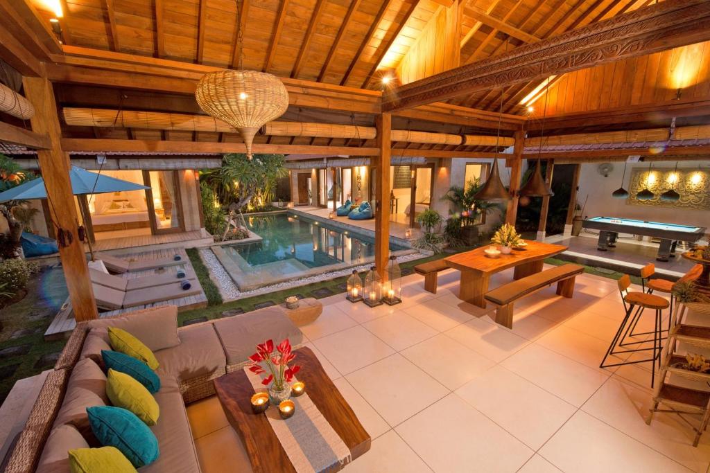 坎古塔曼迪斯别墅的享有空中景致的客厅和游泳池