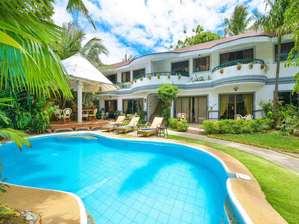 长滩岛Villa Sunset Boracay的房屋前的游泳池