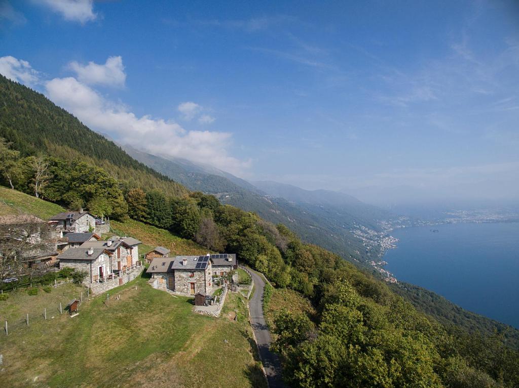 坎诺比奥阿蒂利奥乡村酒店的享有湖畔小山上村庄的空中景色