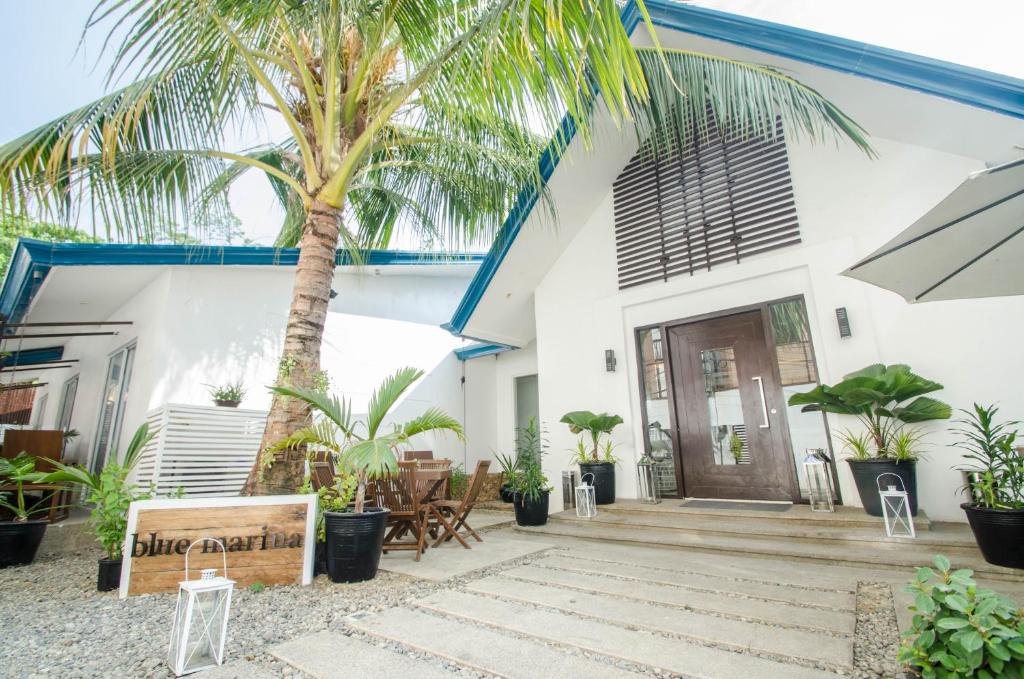 长滩岛蓝长滩岛码头酒店的前面有棕榈树的房子