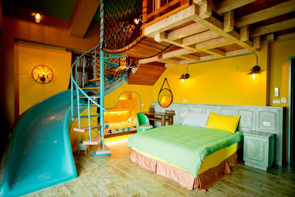 花莲市脸都绿了(森林庄园民宿)的一间卧室设有一张床和一个螺旋楼梯