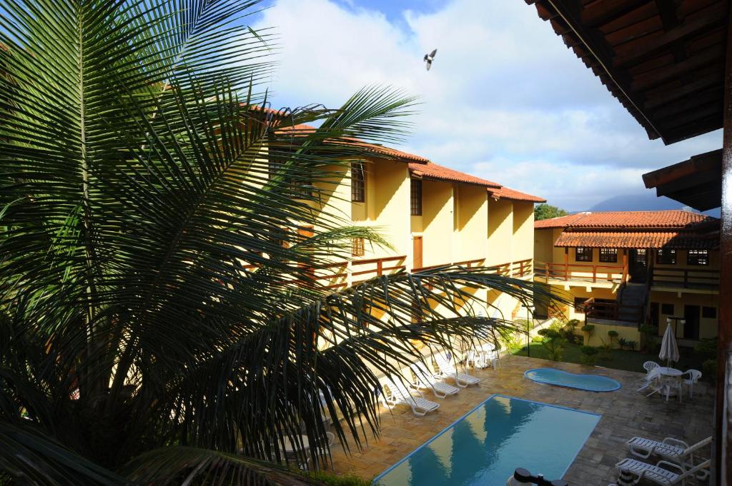伊利亚贝拉达伊亚酒店的棕榈树在一座带游泳池的房子前