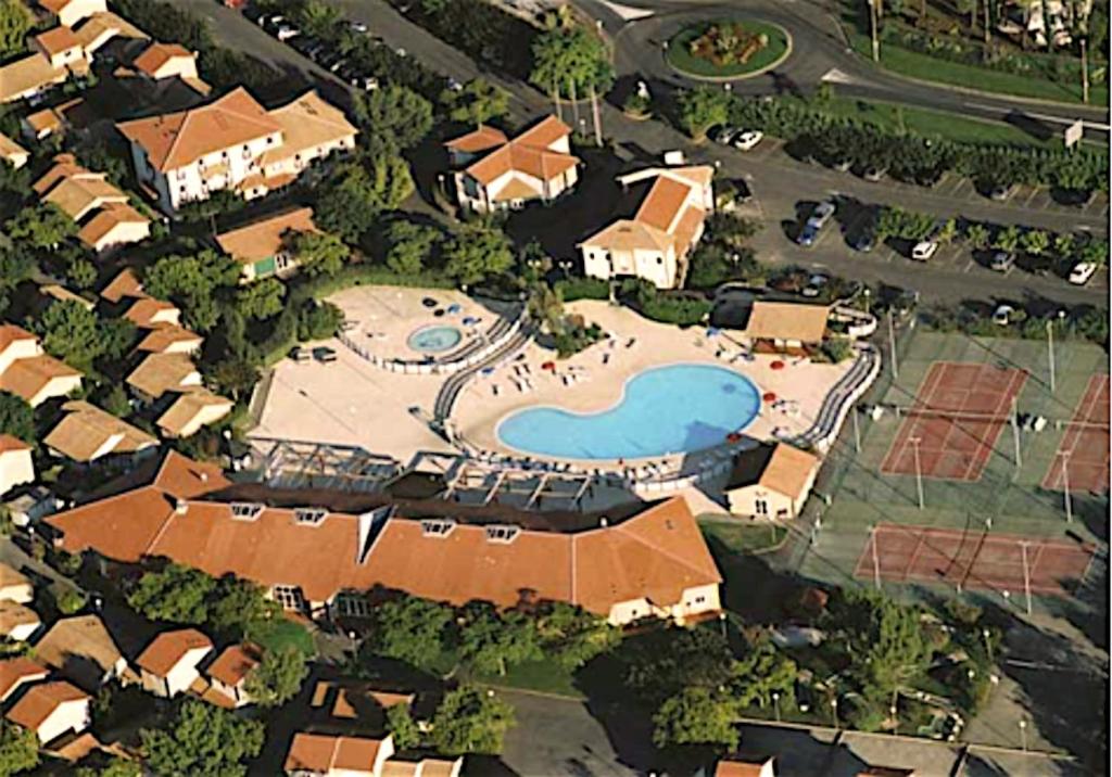 苏斯通Résidence Mes Amours d'Enfants - Les Villas du Lac的享有带游泳池的房屋的空中景致