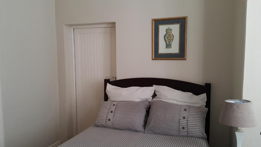 德班Sommersby Bed & Breakfast的一间卧室配有一张带两个枕头的床