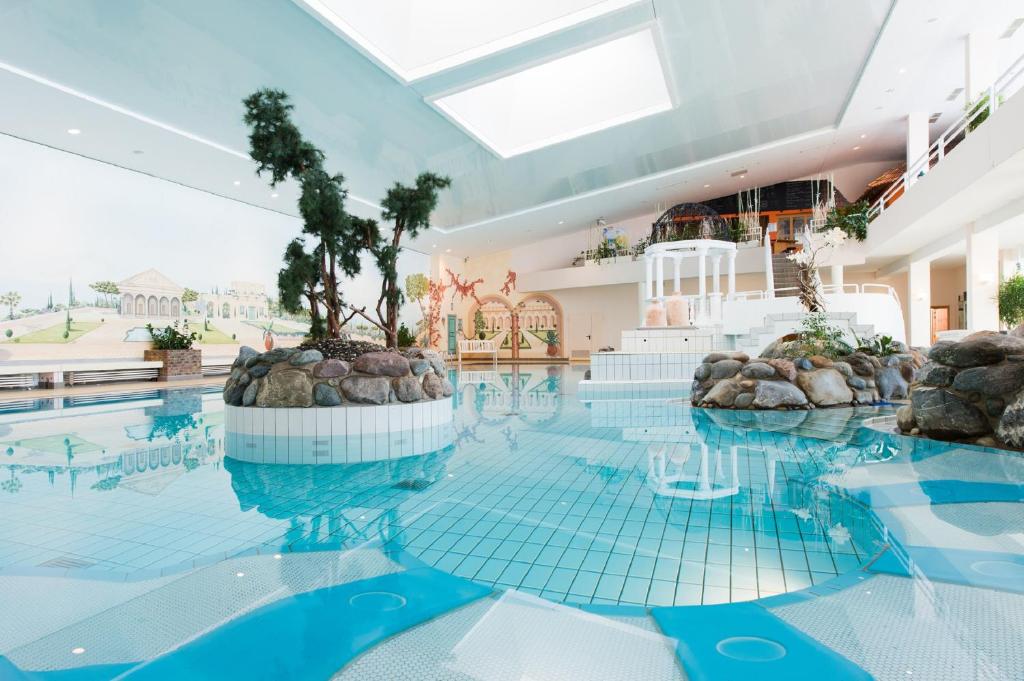 豪森Rhön Park Aktiv Resort的中间有两棵树的游泳池