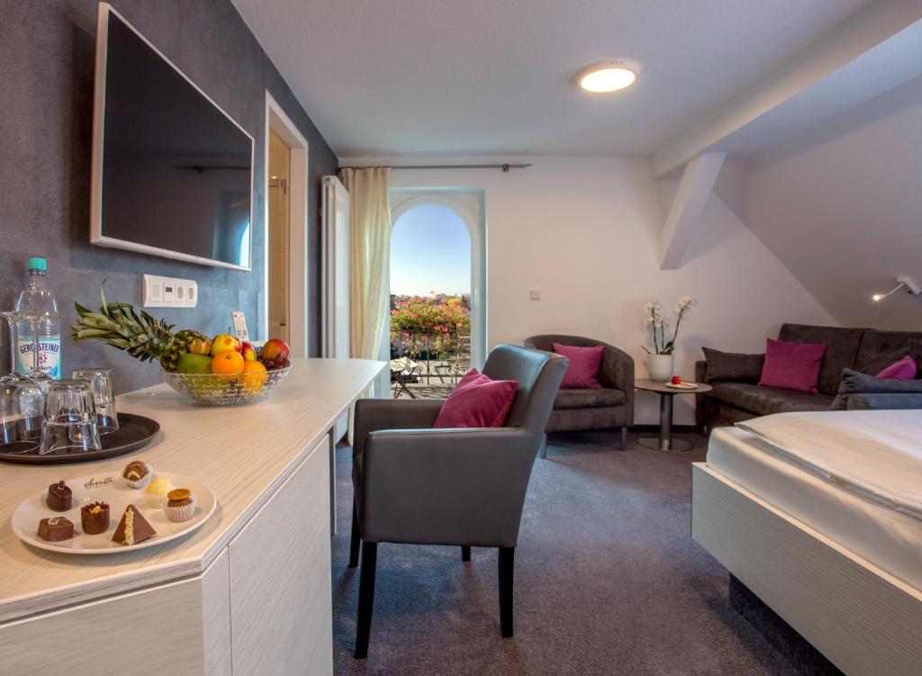 林道伯纳孔蒂特雷精品酒店的酒店客房设有床和客厅。