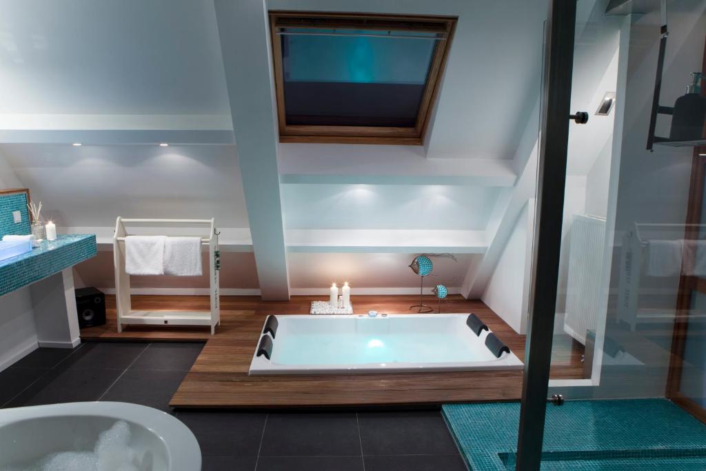 阿布考德该伊尼格公寓的客房内设有带大浴缸的浴室