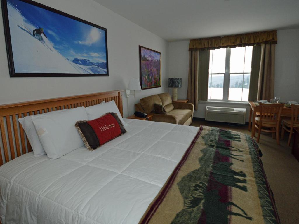 斯诺肖Expedition #308的一间带大床的卧室和一间客厅