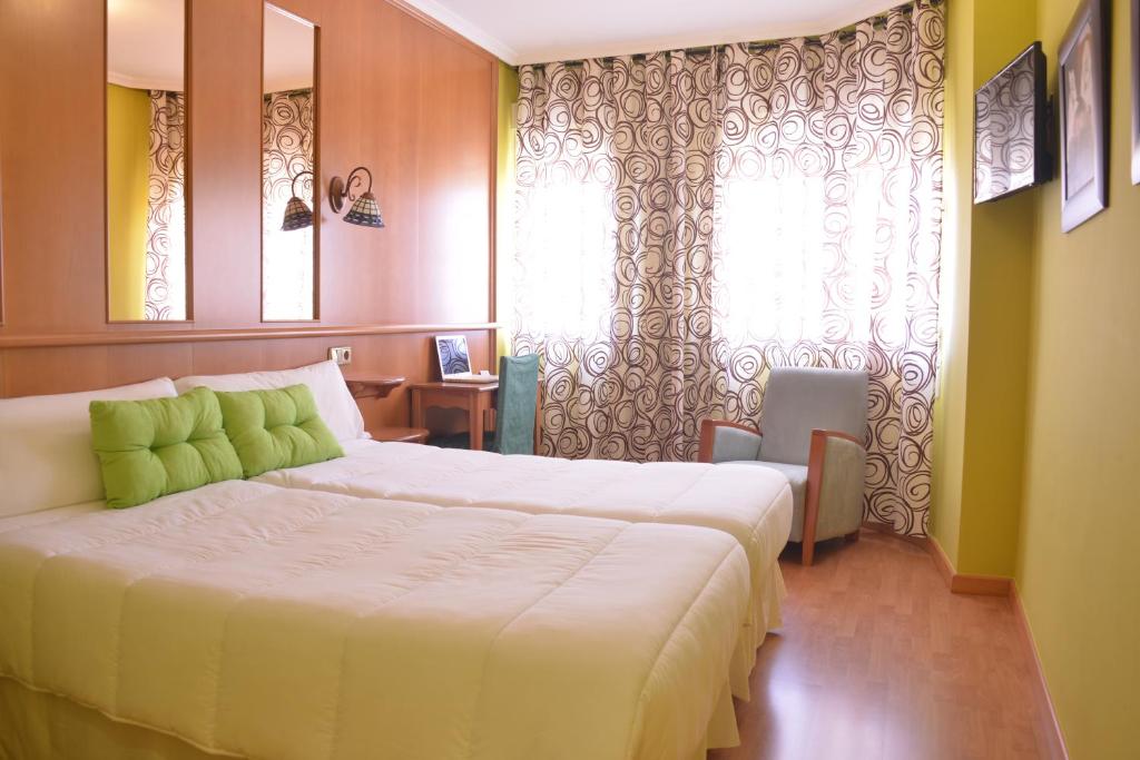 卡萨斯-伊瓦涅斯阿罗斯酒店 的一间卧室设有一张大床和一个窗户。