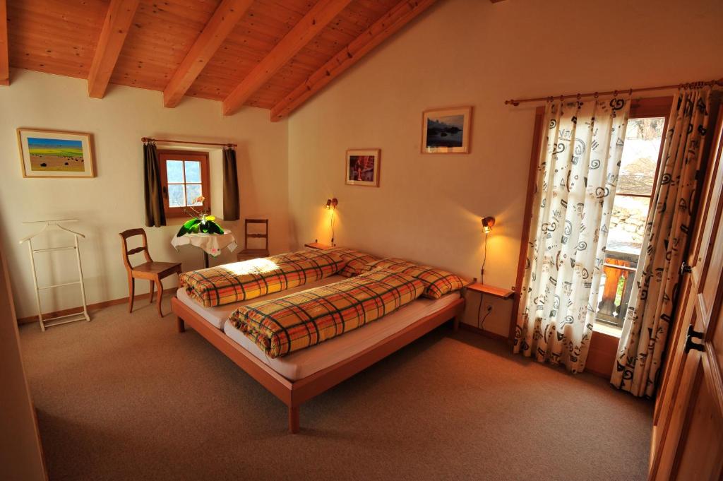Trin拉瓦尔住宿加早餐旅馆的卧室配有床、椅子和窗户。