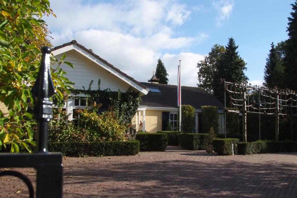 卡茨休维尔贝克的住宿加早餐旅馆的前面有围栏的房子