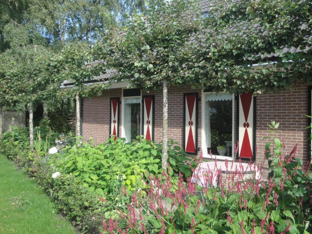 斯塔普霍斯特Achterhuis Hamingen的砖屋,窗户上有红白的十字架