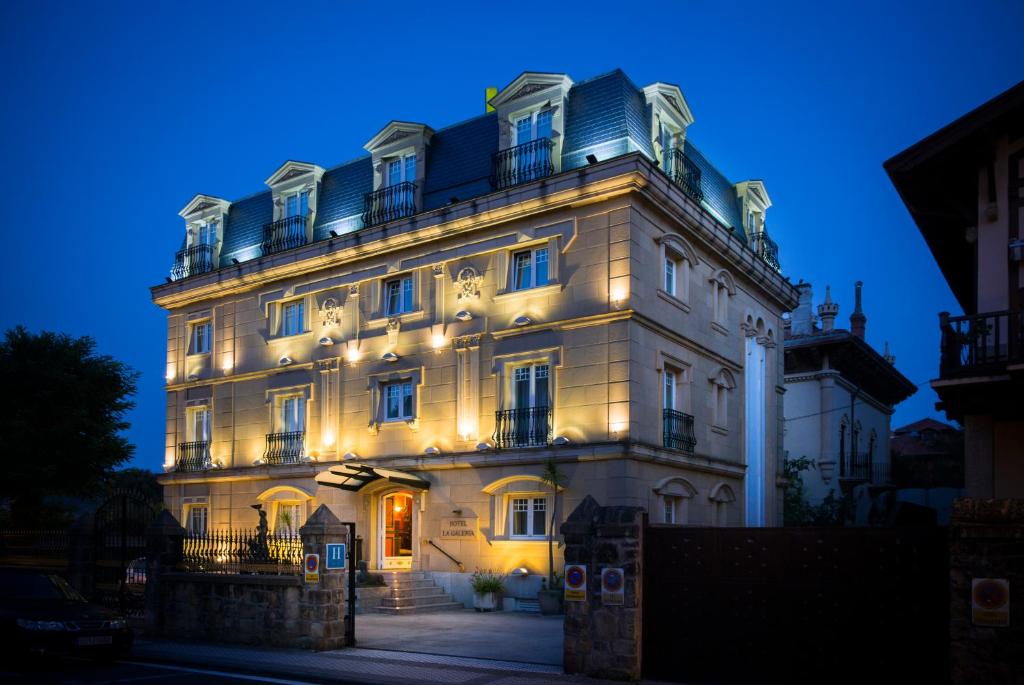 圣塞瓦斯蒂安拉格瑞酒店的一座白色的大建筑,灯火通明