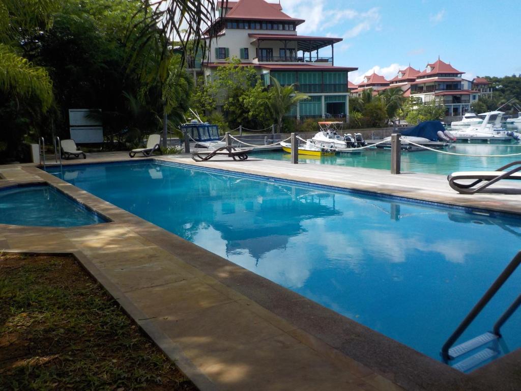 伊甸岛伊甸园岛70A14公寓的度假村内的一个蓝色海水游泳池