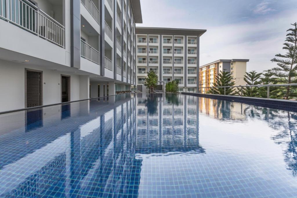 Ban TamruKantary Hotel And Serviced Apartment, Amata, Bangpakong的大楼前的游泳池