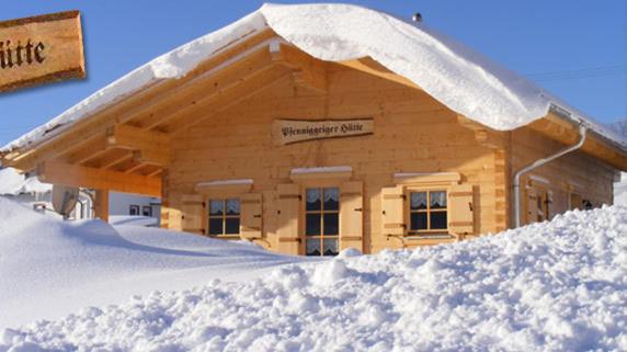 菲利普斯罗伊特Pfenniggeiger-Hütte的积雪覆盖的建筑物