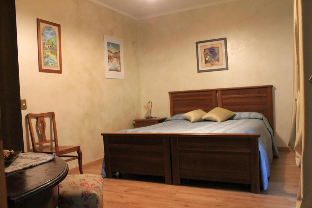 切萨纳·都灵尼斯Alice Affittacamere的卧室配有1张床、1张桌子和1把椅子