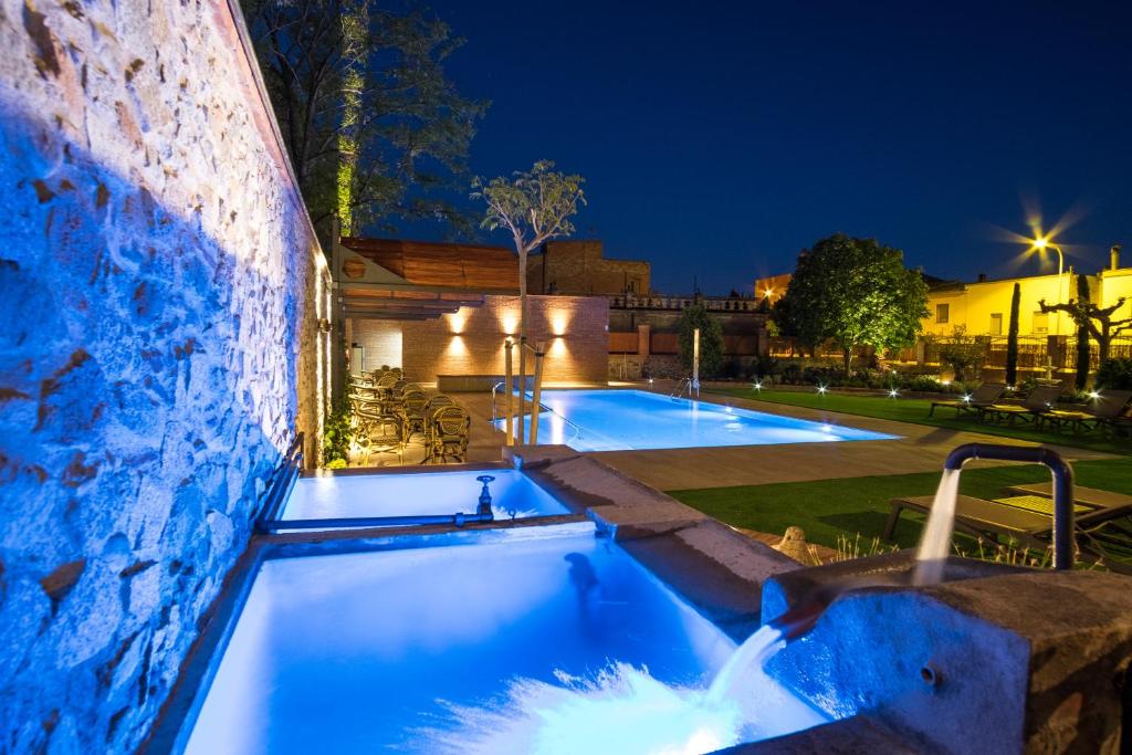 蒙特夫里奥德尔坎普圣约迪酒店的一座水景游泳池