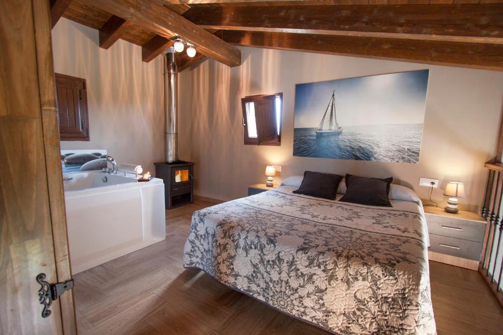 伊斯拉Villas Verdemar的卧室配有一张床、水槽和墙上的船只
