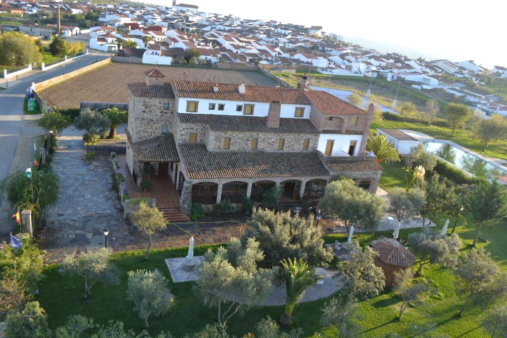 Encinasola林孔阿贝德酒店的享有大房子空中美景,设有庭院