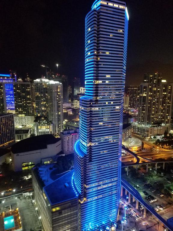 迈阿密Downtown Miami Deluxe Apartment的一座高大的建筑,上面有蓝色的灯光