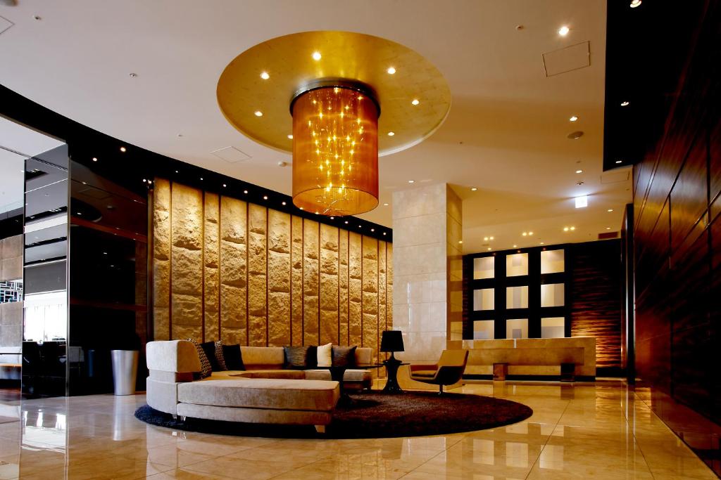 大阪大阪阿倍野特拉斯蒂酒店的一个带沙发和吊灯的大堂