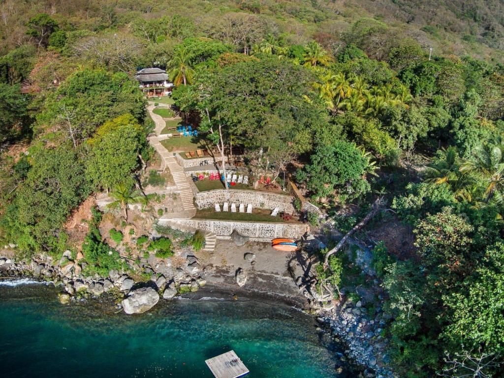La Laguna拉古纳海滩俱乐部酒店的享有毗邻河流的度假胜地的空中景致