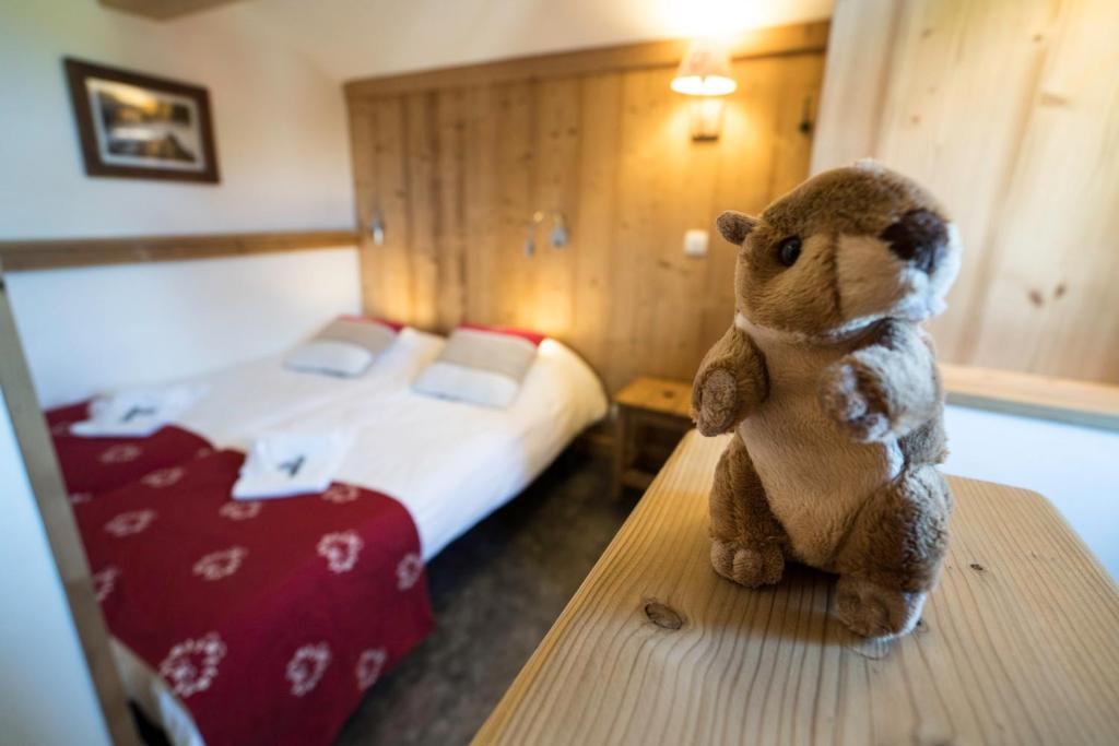 雷加霍斯达哈施德凡坎西斯莱斯夫露康斯福特小村酒店的坐在酒店房间桌子上的泰迪熊