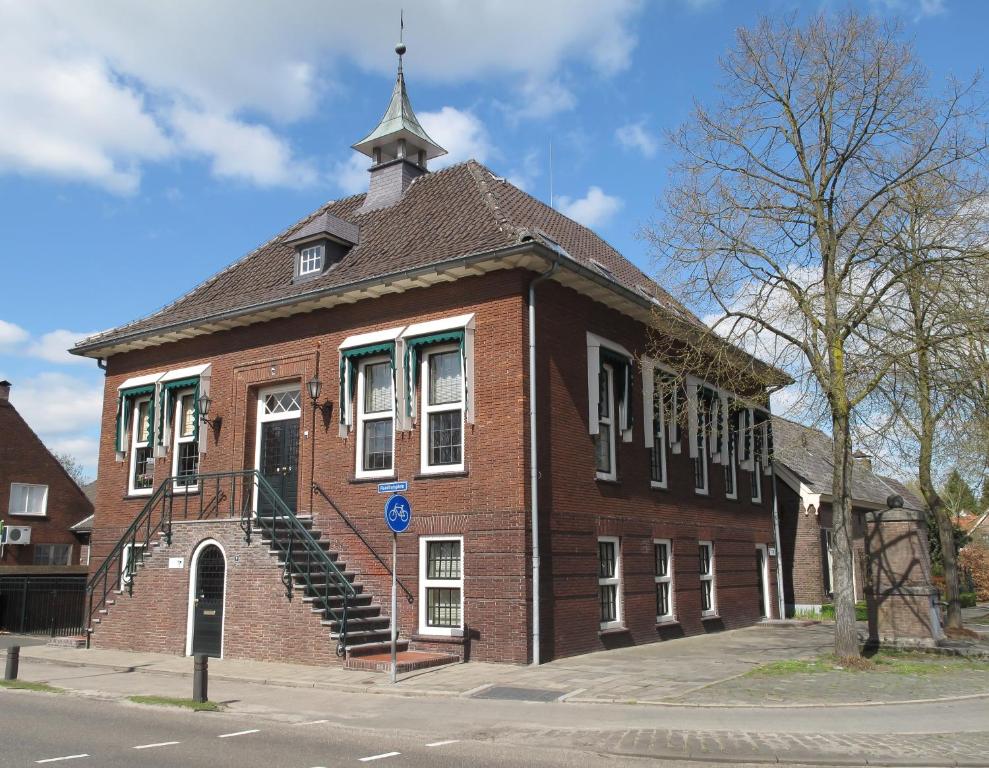 Heeswijk-DintherRaadhuis Dinther Suites的上面有陡峭的砖砌建筑
