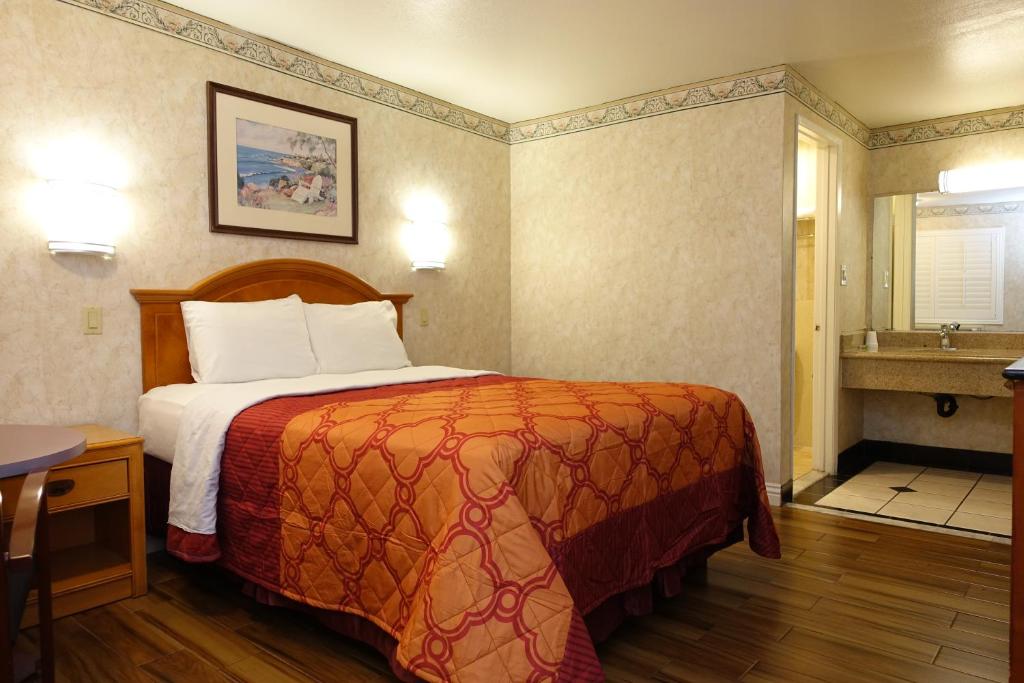 安纳海姆热带汽车旅馆的酒店客房设有床和水槽