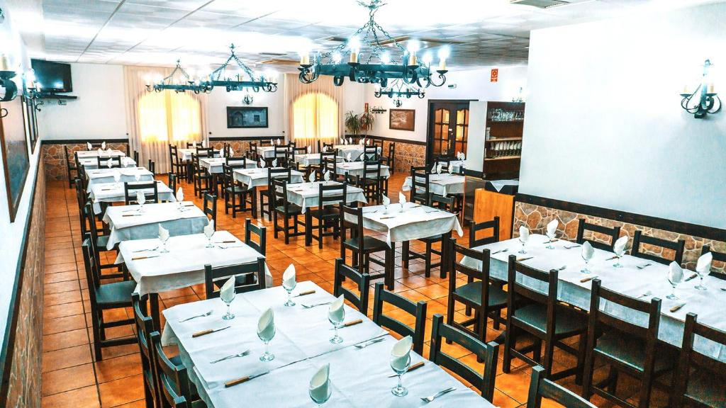 科雷利亚卡拉克酒店及餐厅的一间设有白色桌椅的用餐室