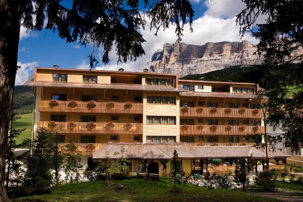 拉维拉Hotel La Villa的一座大建筑,背景是一座山