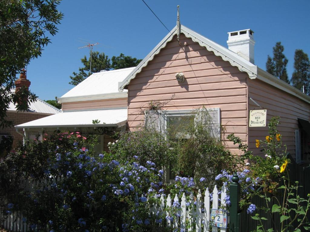 珀斯罗斯莫尔住宿加早餐旅馆的前面有鲜花的粉红色房子