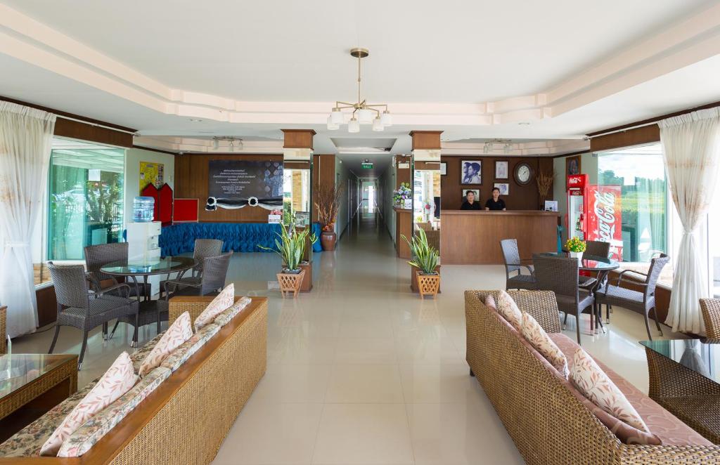 范县科宇维酒店的大堂配有沙发和桌椅