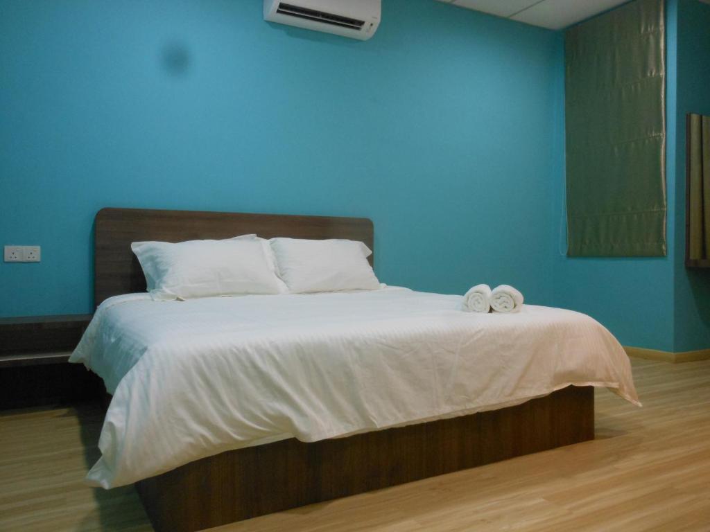 居銮居銮艾曼民宿的蓝色卧室,配有带毛巾的床