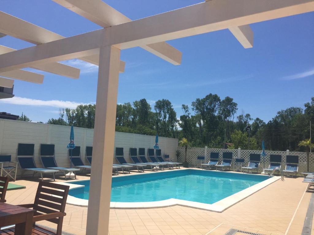 里米尼维京酒店的一个带躺椅的游泳池和一个庭院