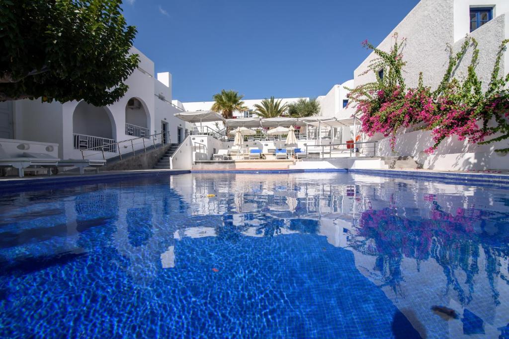 卡马利RK海滩酒店的度假村内的一个蓝色海水游泳池