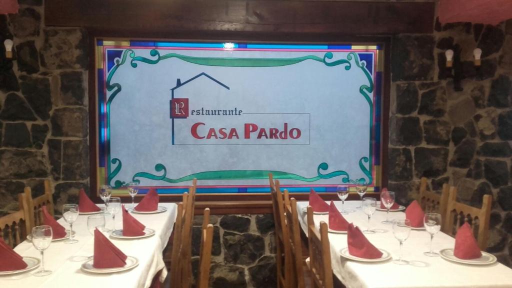 GibajaCasa Pardo的标牌前方的红色餐巾桌子