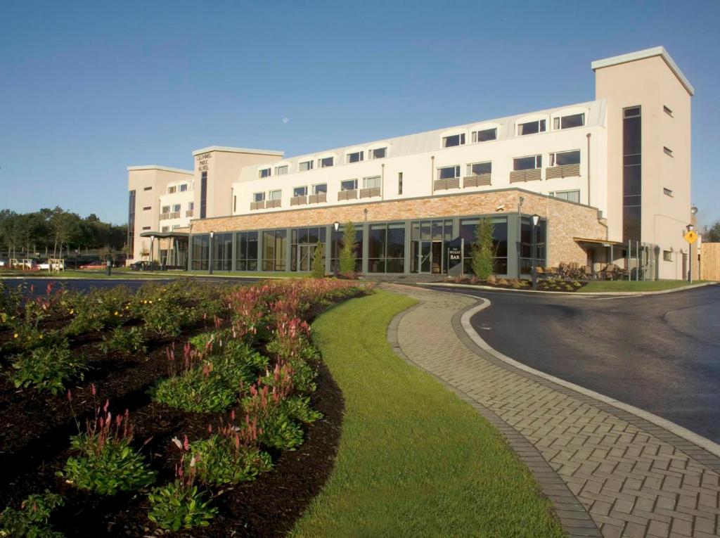 克朗梅尔Talbot Hotel Clonmel的建筑前有走道的建筑