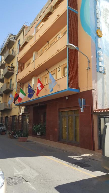 福洛尼卡Residence Il Sole的一面悬挂着旗帜的建筑物
