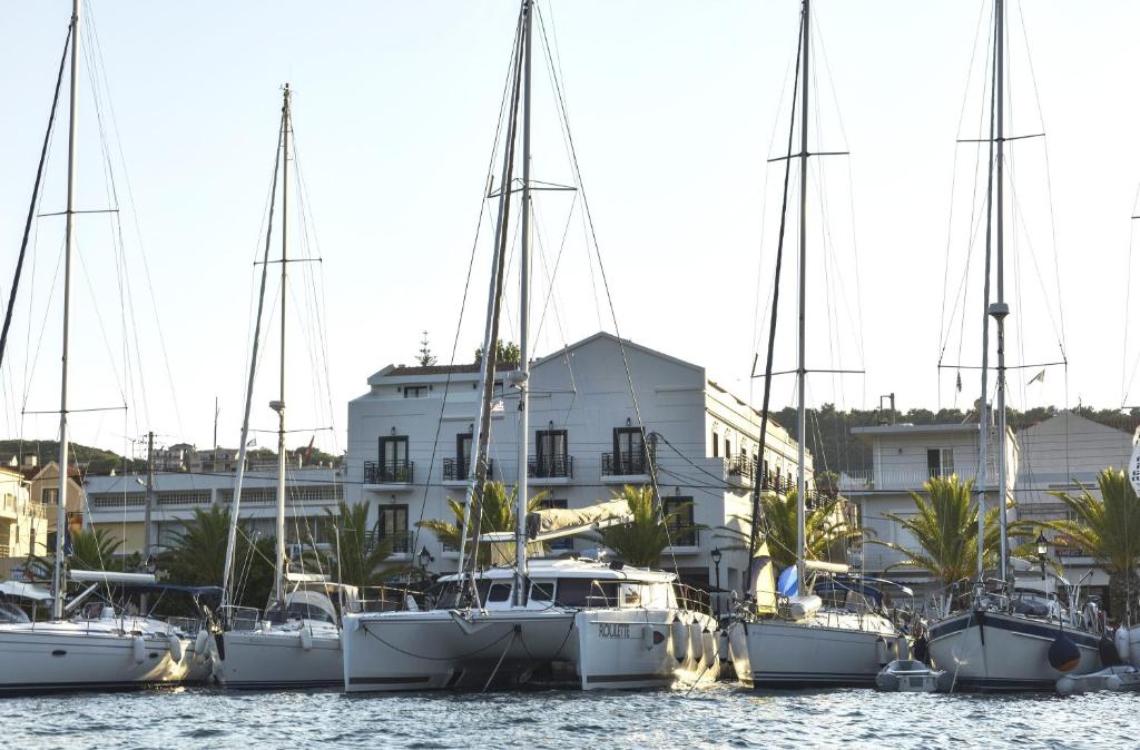 阿尔戈斯托利翁凯法利尼亚格兰德酒店的一群船停靠在港口