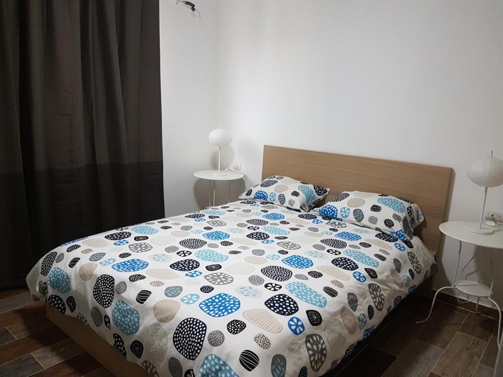 巴亚希贝Vittoria House的一张带蓝色和白色棉被和枕头的床