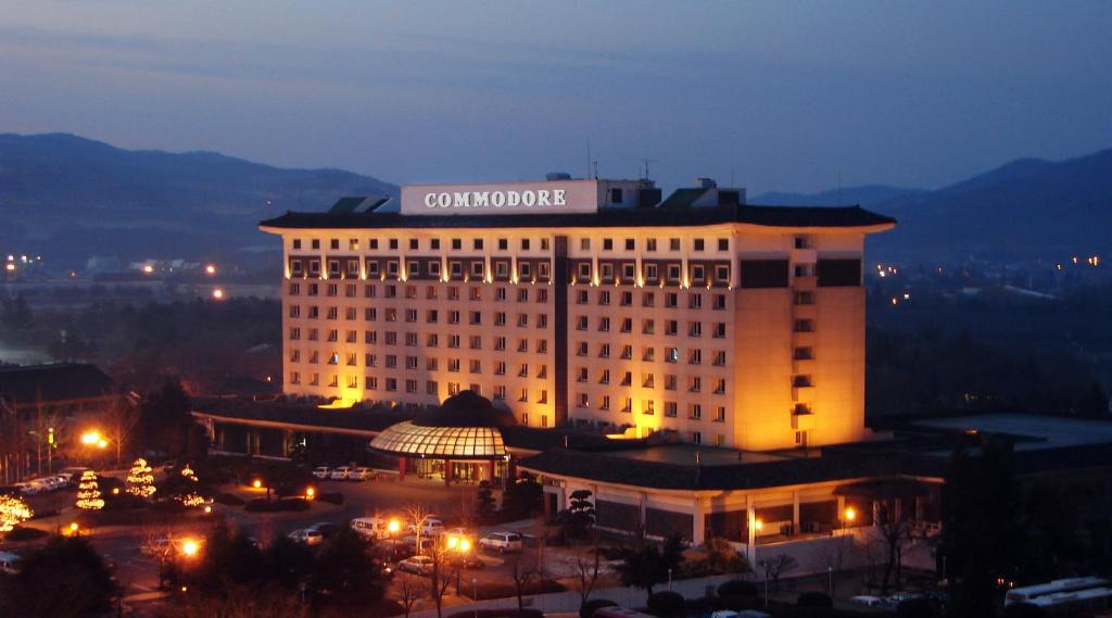 庆州庆州卡马多尔酒店的一座建筑物,上面有夜间标志