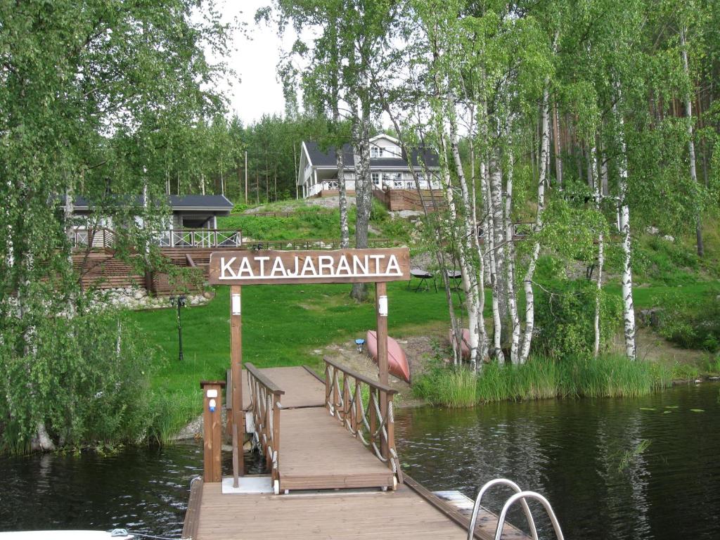 EnonkoskiKatajaranta的湖面上带有标志的木船坞